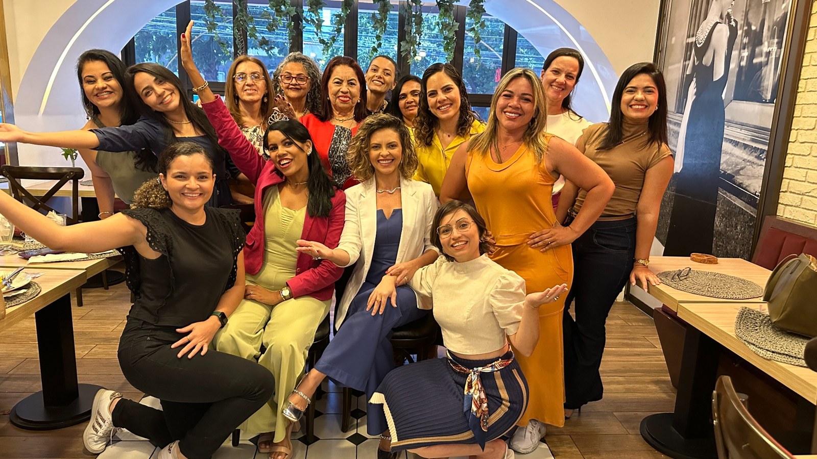 Gil Almeida com participantes do Café das Escolhidas