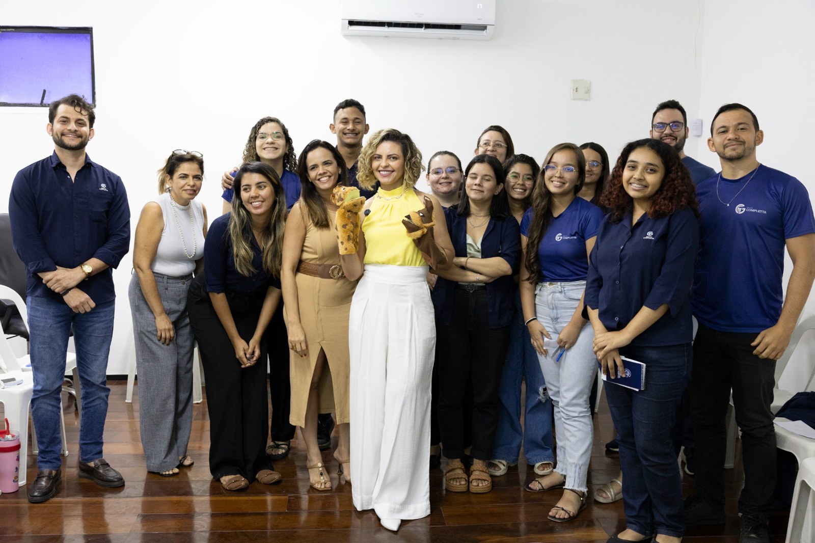 Gil Almeida com a equipe da Completta Telecom
