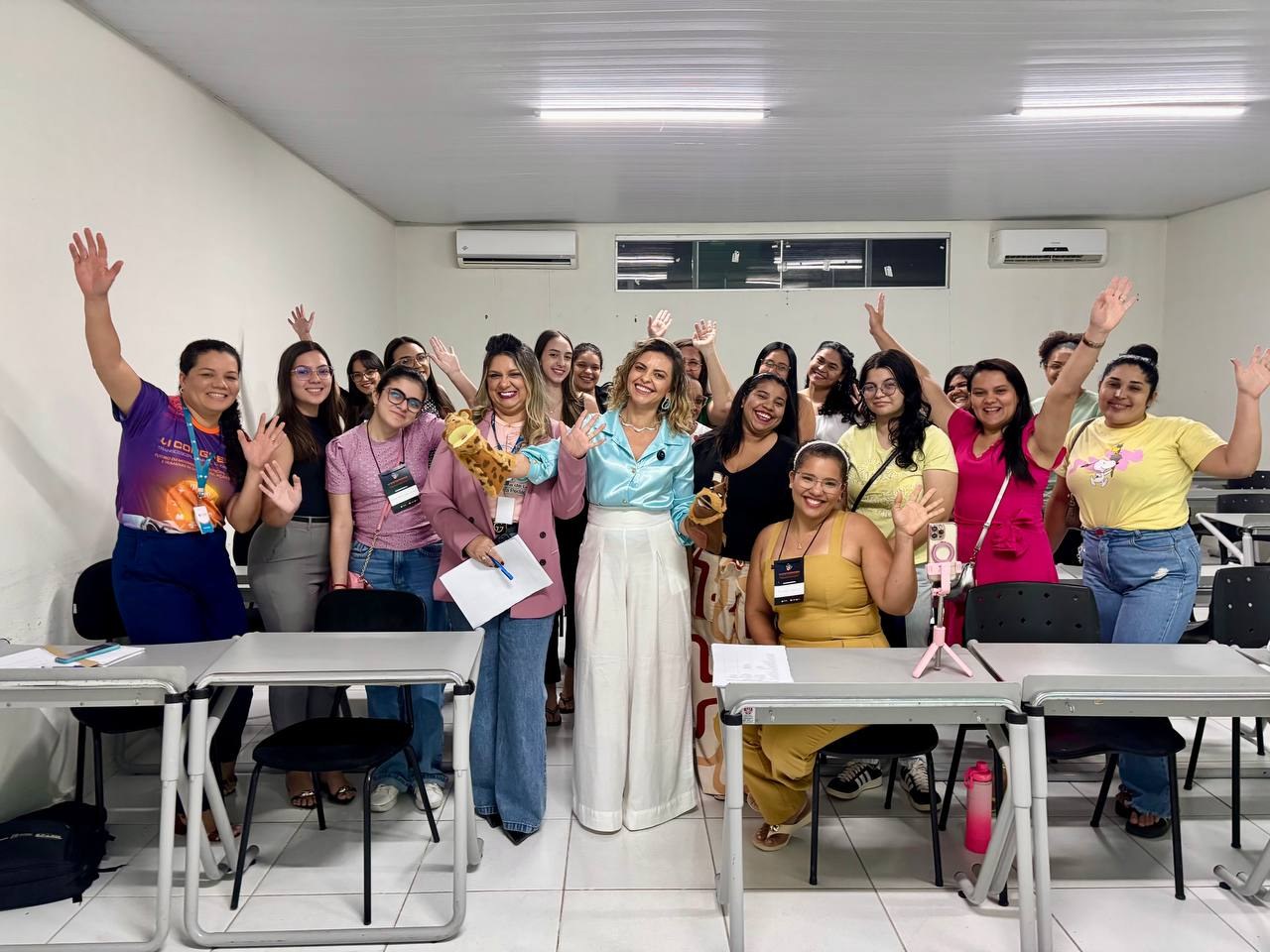 Gil Almeida e participantes do encontro na FAUNIQ